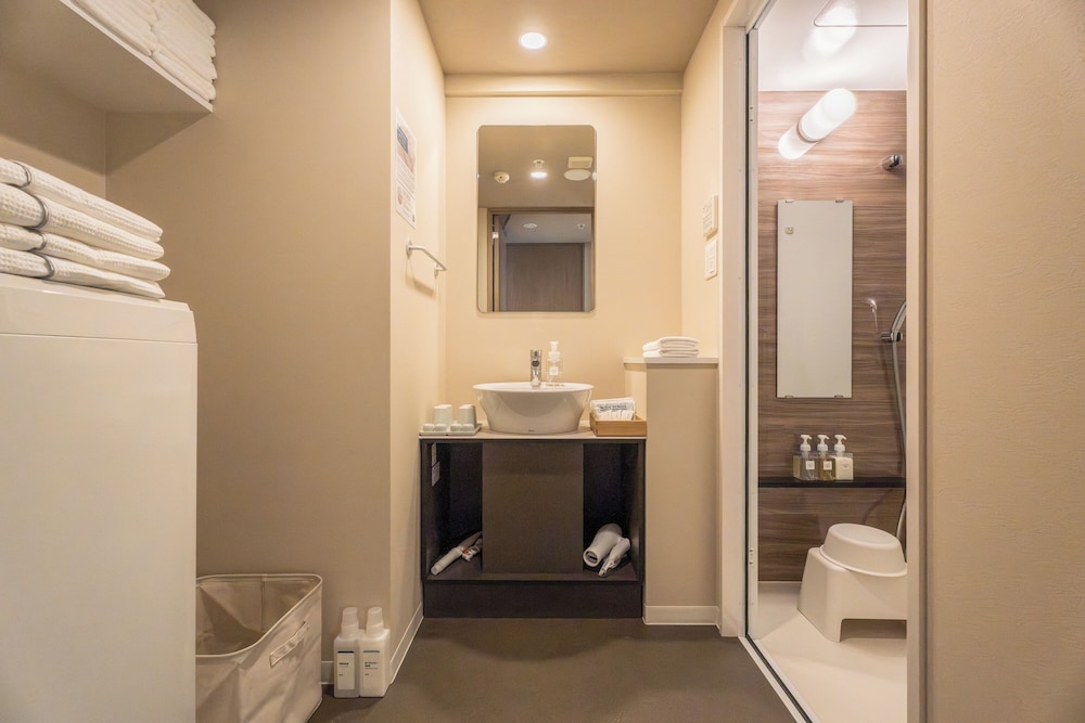 シグネチャー ツインルーム ダブルベッド 2 台 バルコニー シティビュー バスルームのシンク0 | エスリードホテル難波イースト