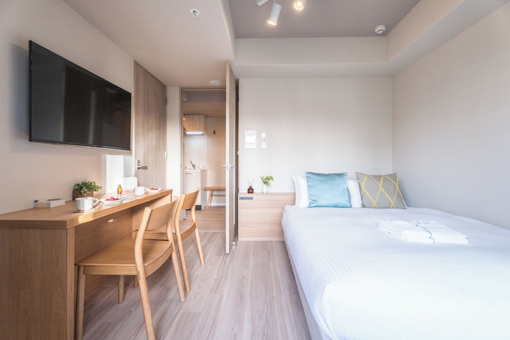 デラックス ダブルルーム ダブルベッド 1 台 バルコニー シティビュー 客室1 | エスリードホテル難波イースト