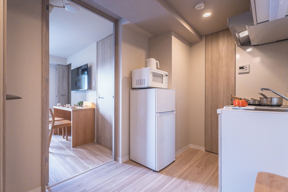 デラックス ダブルルーム ダブルベッド 1 台 バルコニー シティビュー 客室2 | エスリードホテル難波イースト