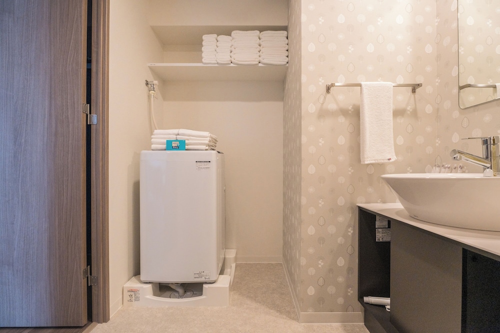 スーペリア 4 人部屋 バルコニー バスルームのシンク0 | エスリードホテル難波イースト