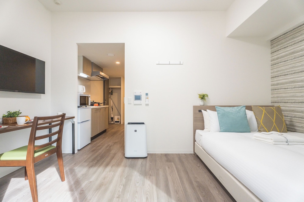 コンフォート ダブルルーム ダブルベッド 1 台 バルコニー 客室2 | エスリードホテル難波イースト