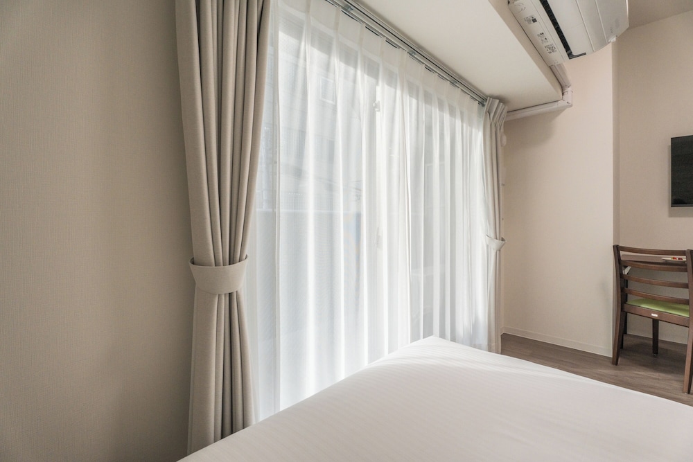 コンフォート ダブルルーム ダブルベッド 1 台 バルコニー 客室3 | エスリードホテル難波イースト