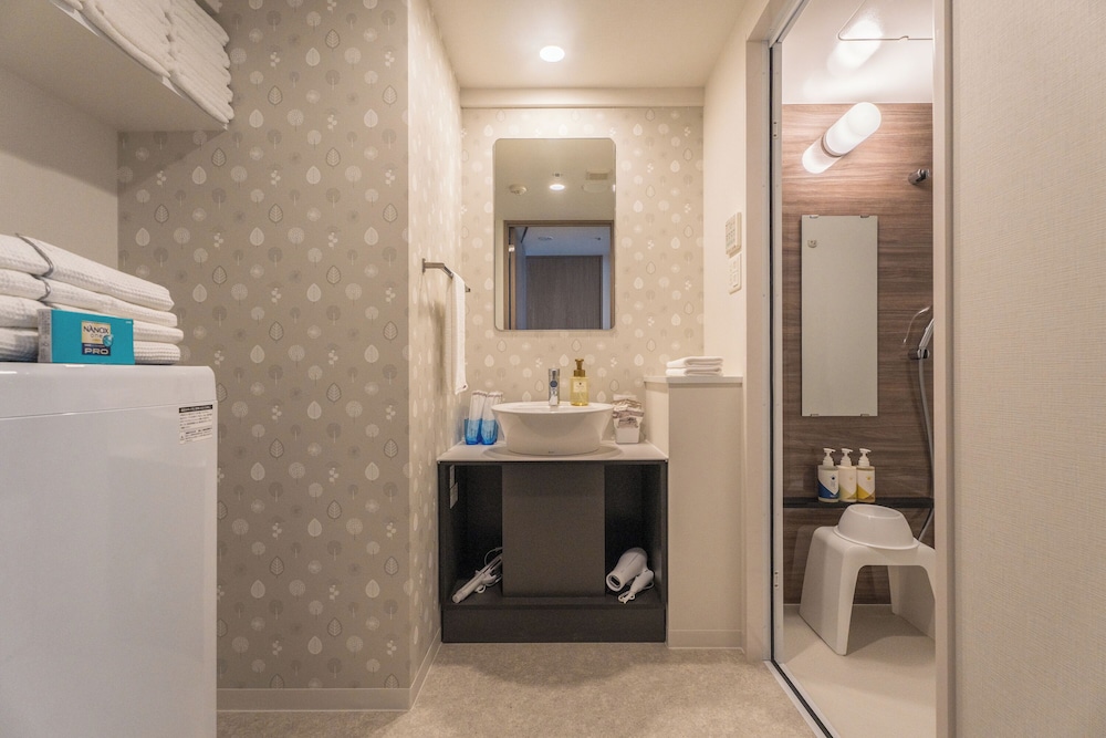 ファミリー ツインルーム ベッド (複数台) バルコニー シティビュー バスルーム1 | エスリードホテル難波イースト