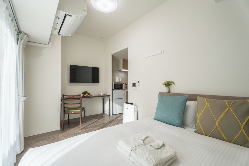 コンフォート ダブルルーム ダブルベッド 1 台 バルコニー | エスリードホテル難波イースト