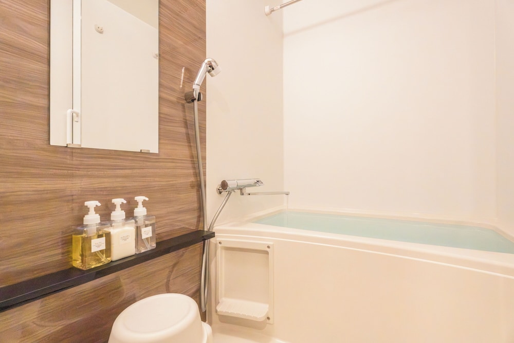 シグネチャー ツインルーム ダブルベッド 2 台 バルコニー シティビュー バスルーム0 | エスリードホテル難波イースト