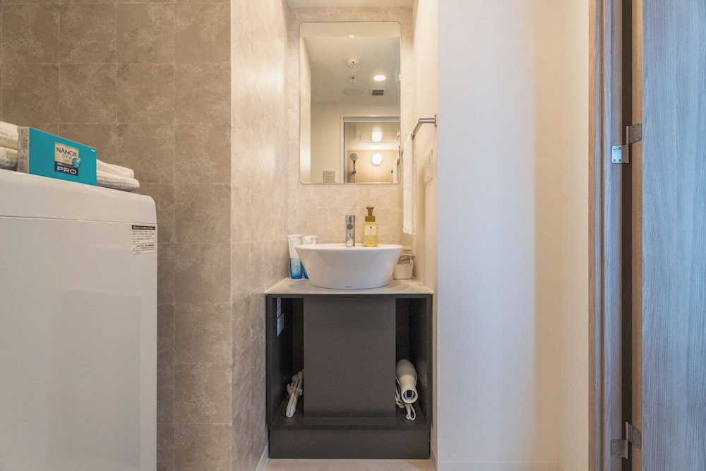 スタンダード ダブルルーム バルコニー バスルームのシンク1 | エスリードホテル難波イースト