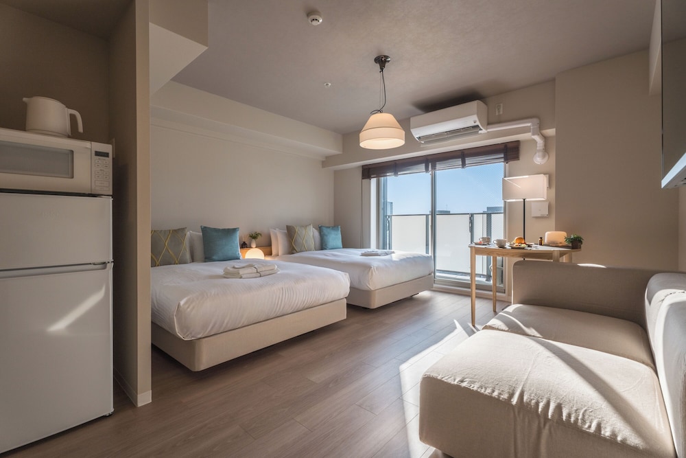 シグネチャー ツインルーム ダブルベッド 2 台 バルコニー シティビュー | エスリードホテル難波イースト