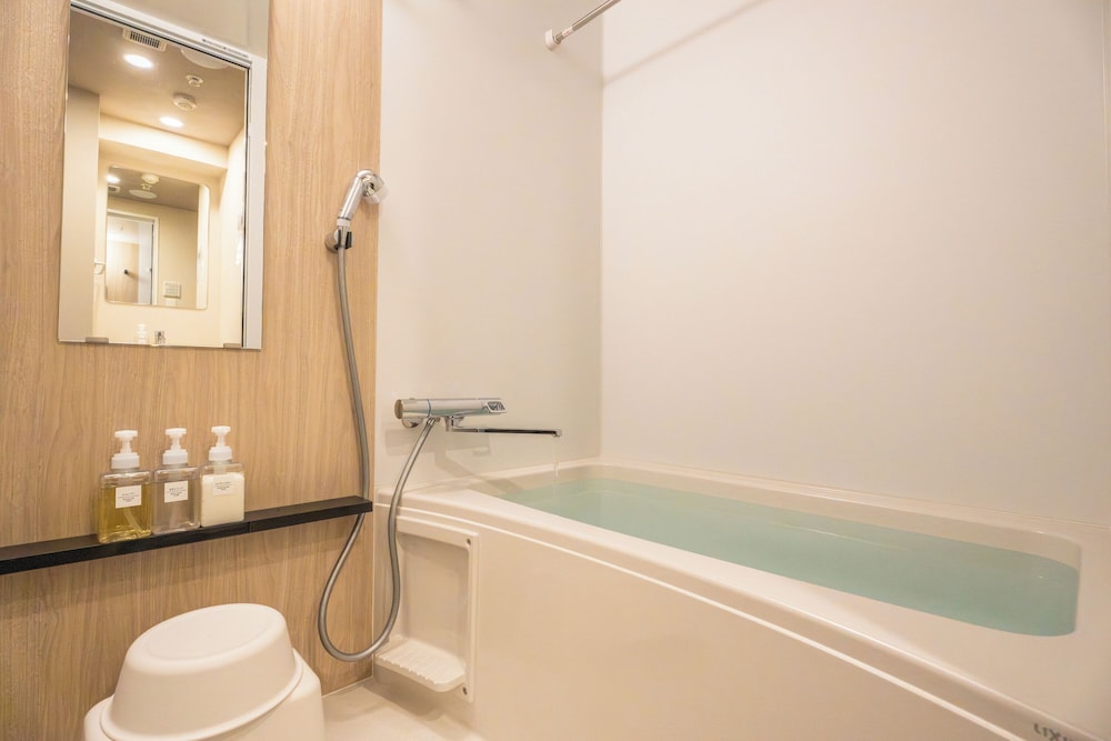 デラックス ダブルルーム ダブルベッド 1 台 バルコニー シティビュー バスルーム0 | エスリードホテル難波イースト