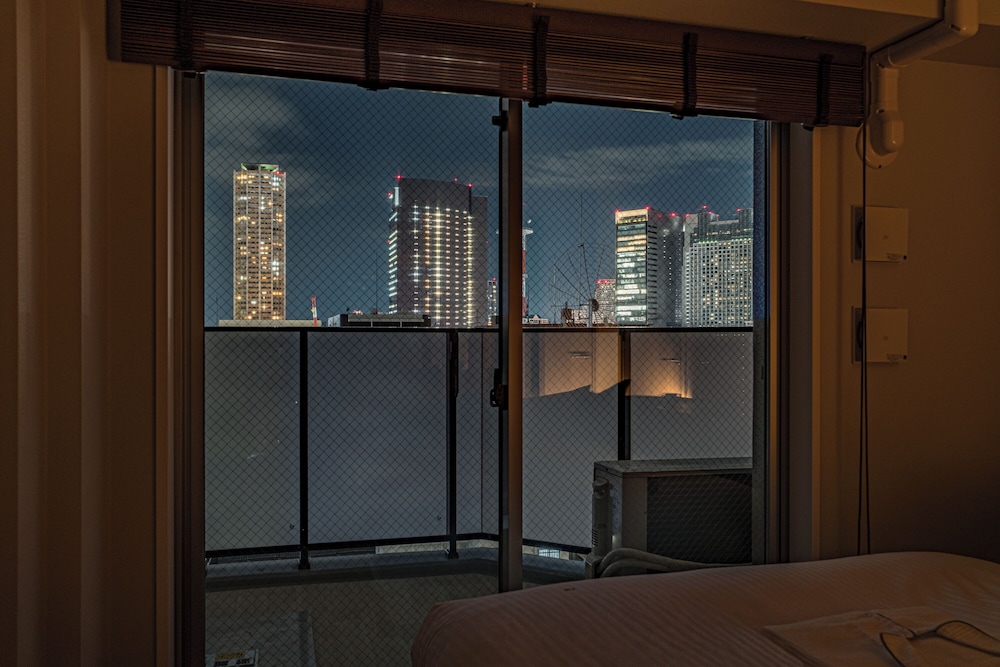 デラックス ダブルルーム ダブルベッド 1 台 バルコニー シティビュー シティ ビュー0 | エスリードホテル難波イースト