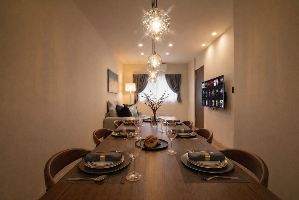 ラグジュアリー ヴィラ 客室内のダイニングエリア0 | KISEN KOBE EKIMAE