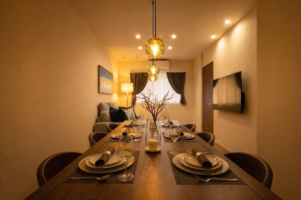 ラグジュアリー ヴィラ 客室内のダイニングエリア1 | KISEN KOBE EKIMAE