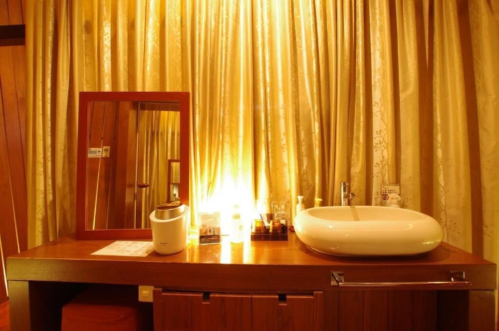 ダブルルーム 喫煙可 ラナイ バスルーム1 | ブルーホテル 凪 - 大人限定