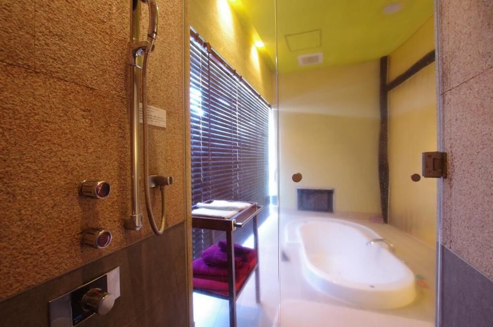 デラックス ダブルルーム 禁煙 ラナイ バスルーム0 | ブルーホテル 凪 - 大人限定