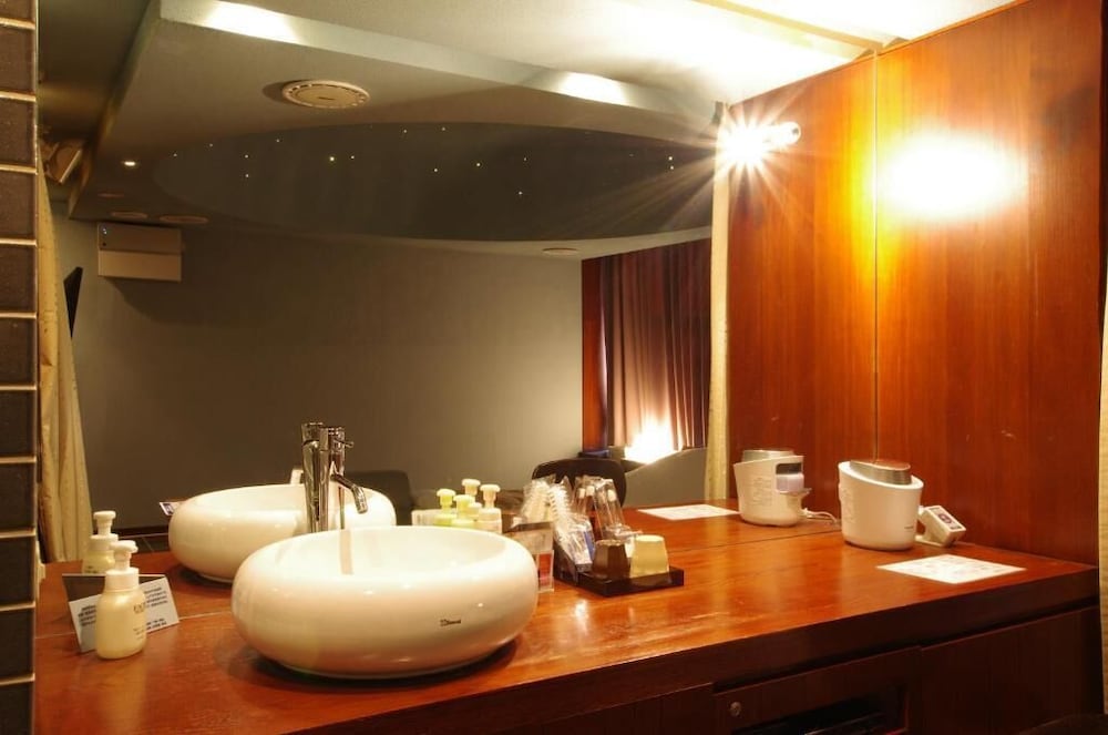 デラックス ダブルルーム 喫煙可 ラナイ バスルーム1 | ブルーホテル 凪 - 大人限定