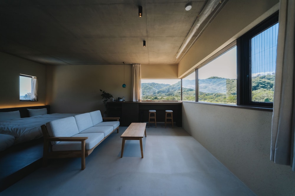 スーペリア トリプルルーム ベッド (複数台) 電子レンジ マウンテンビュー 客室1 | Semilla NAGO OKINAWA