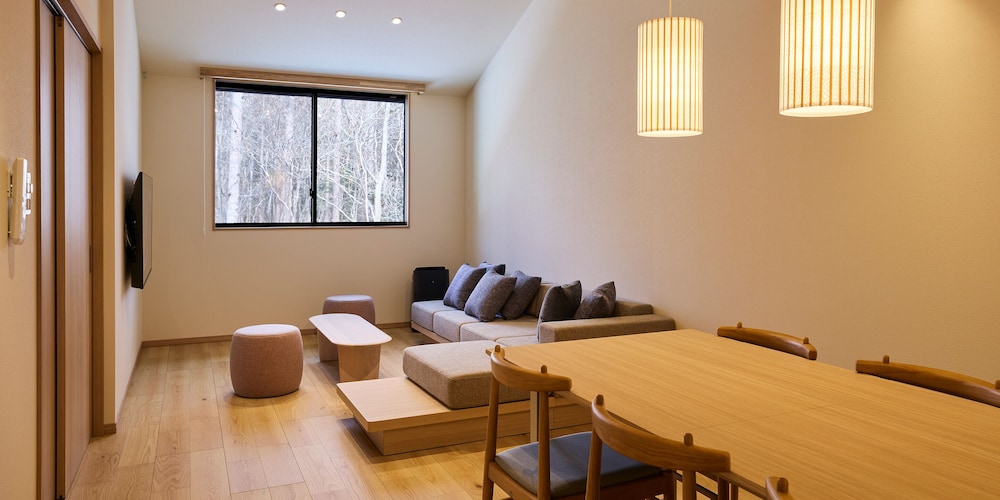 スタンダード デュープレックス ([C]3Queen/hotspring&sauna,No pets) リビング エリア1 | Rakuten STAY VILLA 草津温泉