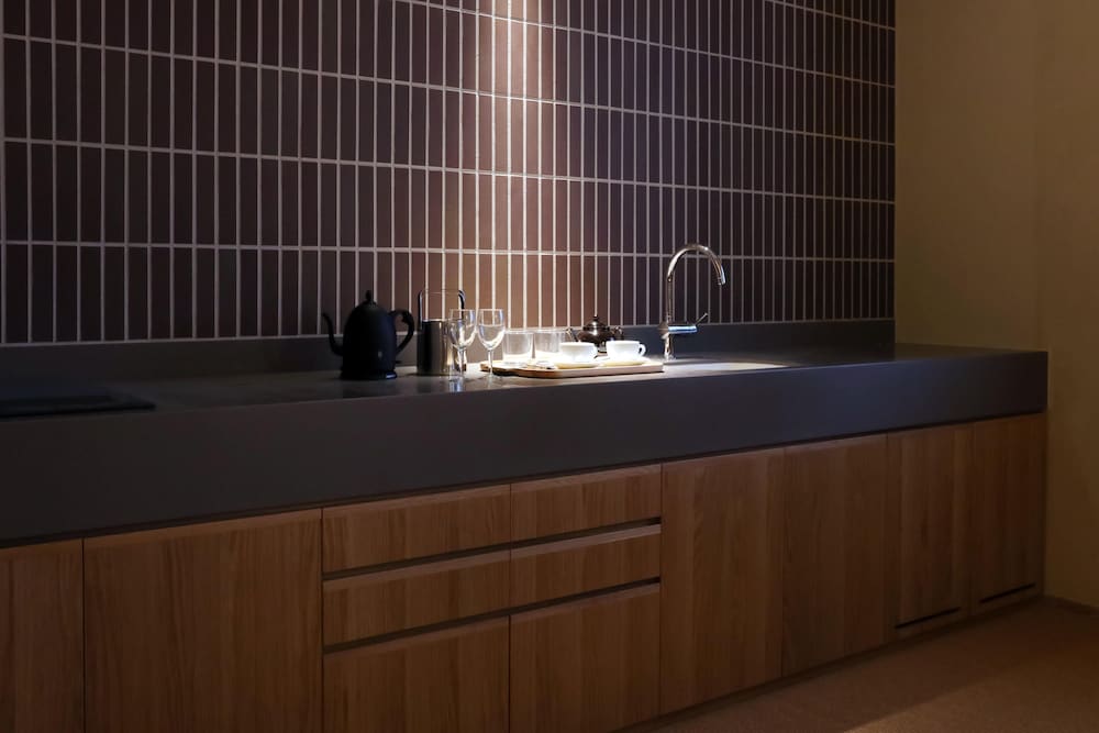 ダブルベッド×2・75平米【111】Design for Living 専用キッチン0 | HACIENDA KARUIZAWA HOTEL（ハシェンダ 軽井沢 ホテル）