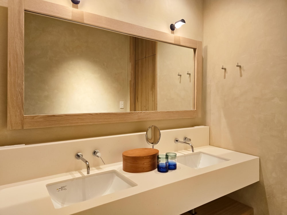 セミダブルベッド×2・51平米【106/107/108】Authentic Line 客室22 | HACIENDA KARUIZAWA HOTEL（ハシェンダ 軽井沢 ホテル）