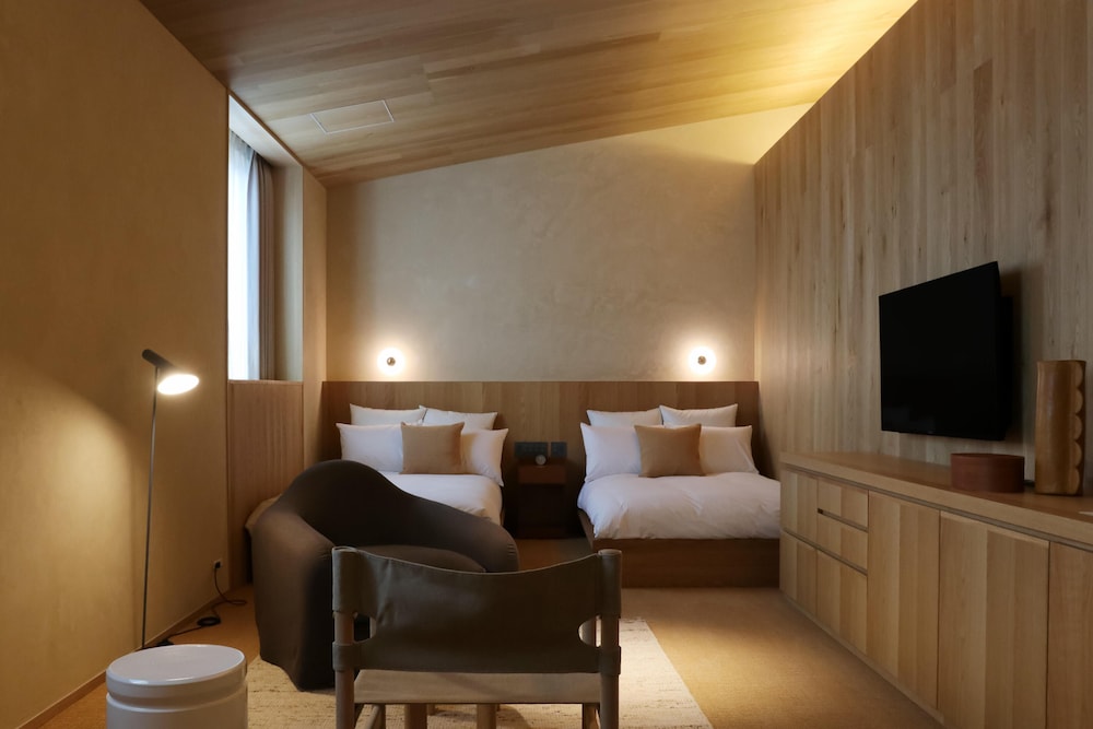 セミダブルベッド×2・51平米【106/107/108】Authentic Line 客室11 | HACIENDA KARUIZAWA HOTEL（ハシェンダ 軽井沢 ホテル）