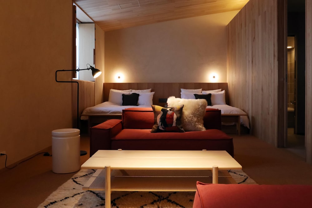 ダブルベッド×2・75平米【111】Design for Living 客室5 | HACIENDA KARUIZAWA HOTEL（ハシェンダ 軽井沢 ホテル）