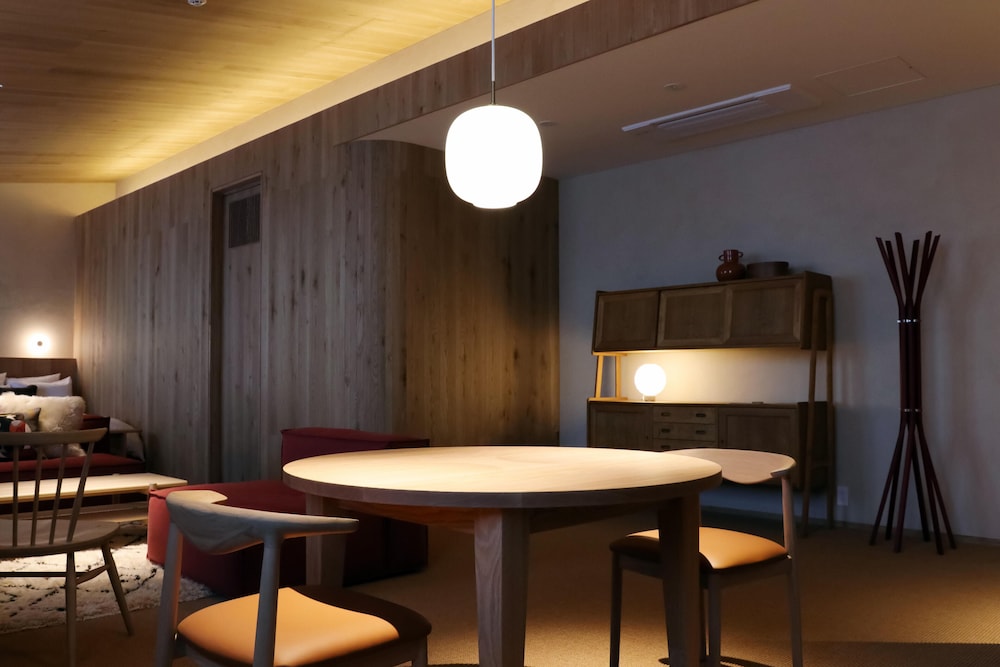 ダブルベッド×2・75平米【111】Design for Living 客室7 | HACIENDA KARUIZAWA HOTEL（ハシェンダ 軽井沢 ホテル）