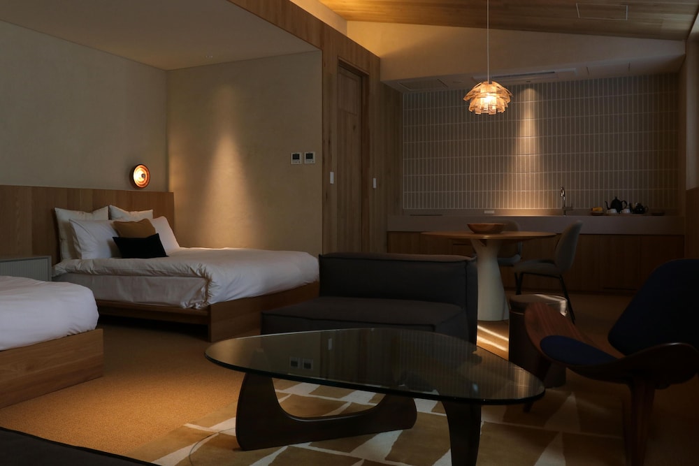 クイーンベッド×2・75平米【105】Quiet Form 客室6 | HACIENDA KARUIZAWA HOTEL（ハシェンダ 軽井沢 ホテル）