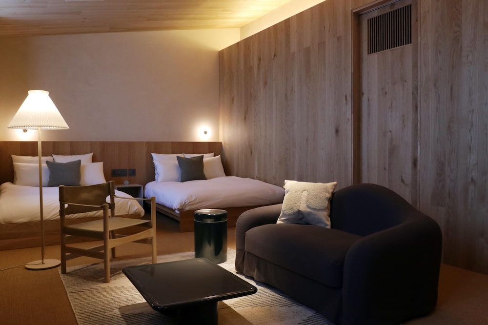セミダブルベッド×2・51平米【106/107/108】Authentic Line 客室17 | HACIENDA KARUIZAWA HOTEL（ハシェンダ 軽井沢 ホテル）