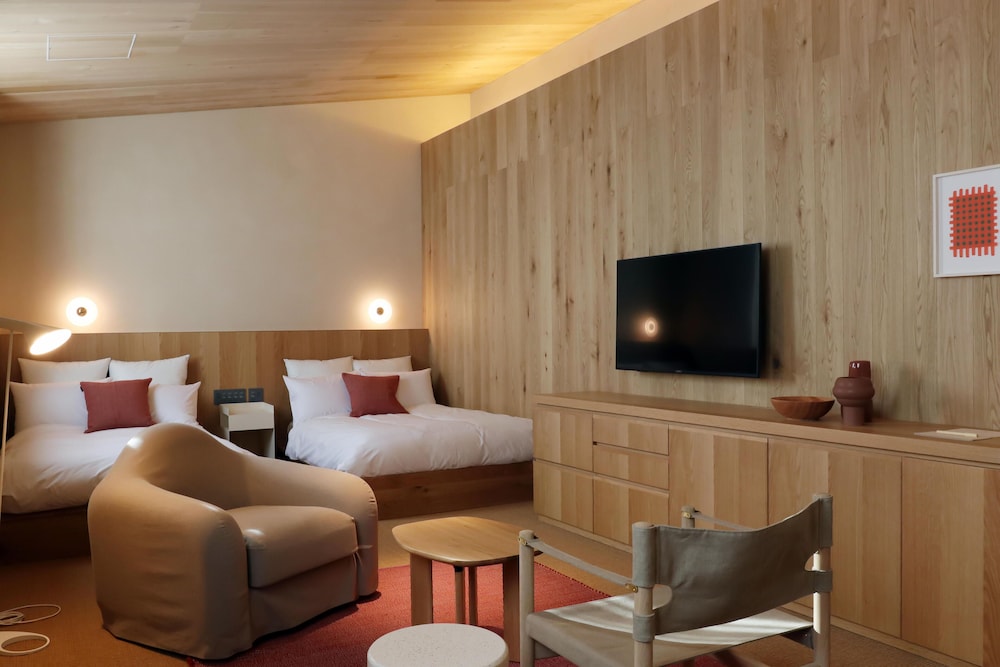 セミダブルベッド×2・51平米【106/107/108】Authentic Line 客室4 | HACIENDA KARUIZAWA HOTEL（ハシェンダ 軽井沢 ホテル）