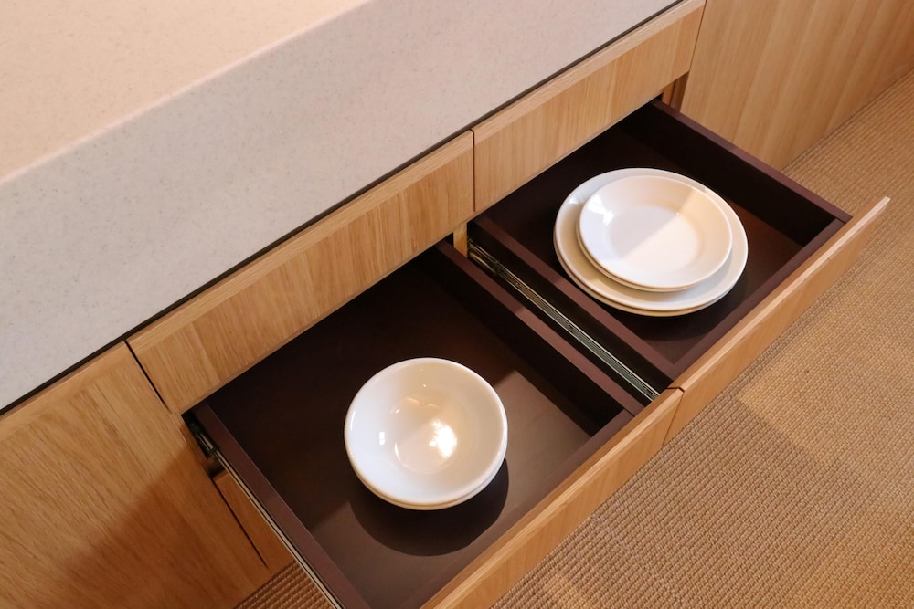 クイーンベッド×2・75平米【105】Quiet Form 専用キッチン1 | HACIENDA KARUIZAWA HOTEL（ハシェンダ 軽井沢 ホテル）