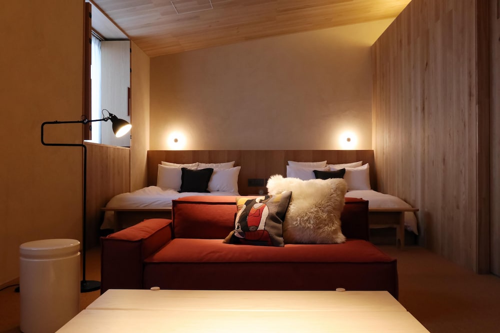 ダブルベッド×2・75平米【111】Design for Living 客室4 | HACIENDA KARUIZAWA HOTEL（ハシェンダ 軽井沢 ホテル）