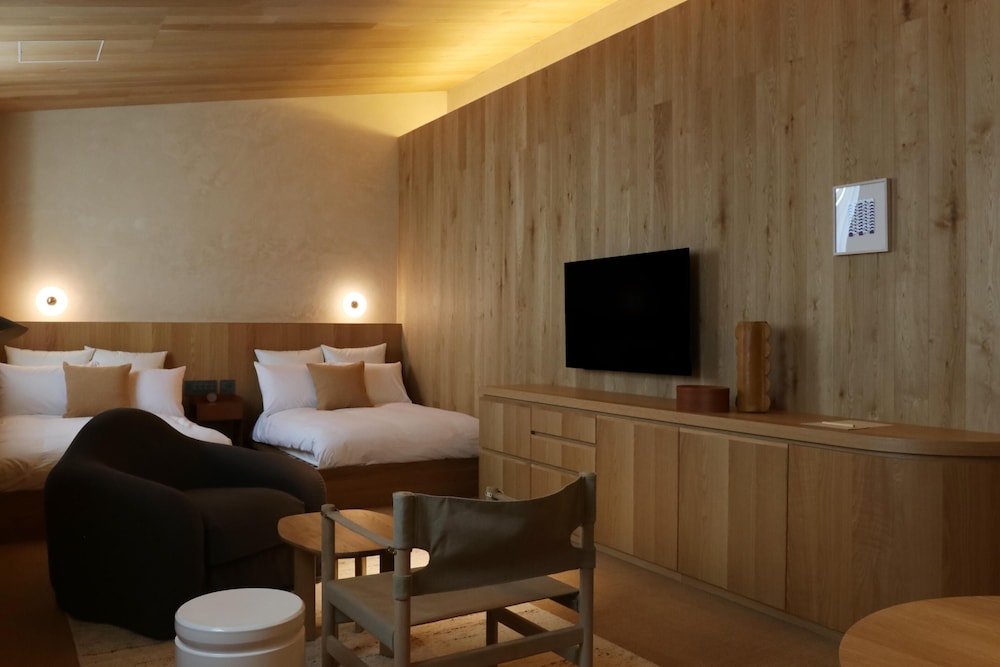 セミダブルベッド×2・51平米【106/107/108】Authentic Line 客室7 | HACIENDA KARUIZAWA HOTEL（ハシェンダ 軽井沢 ホテル）