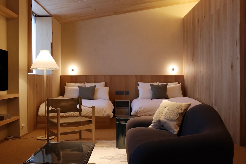 セミダブルベッド×2・51平米【106/107/108】Authentic Line 客室15 | HACIENDA KARUIZAWA HOTEL（ハシェンダ 軽井沢 ホテル）