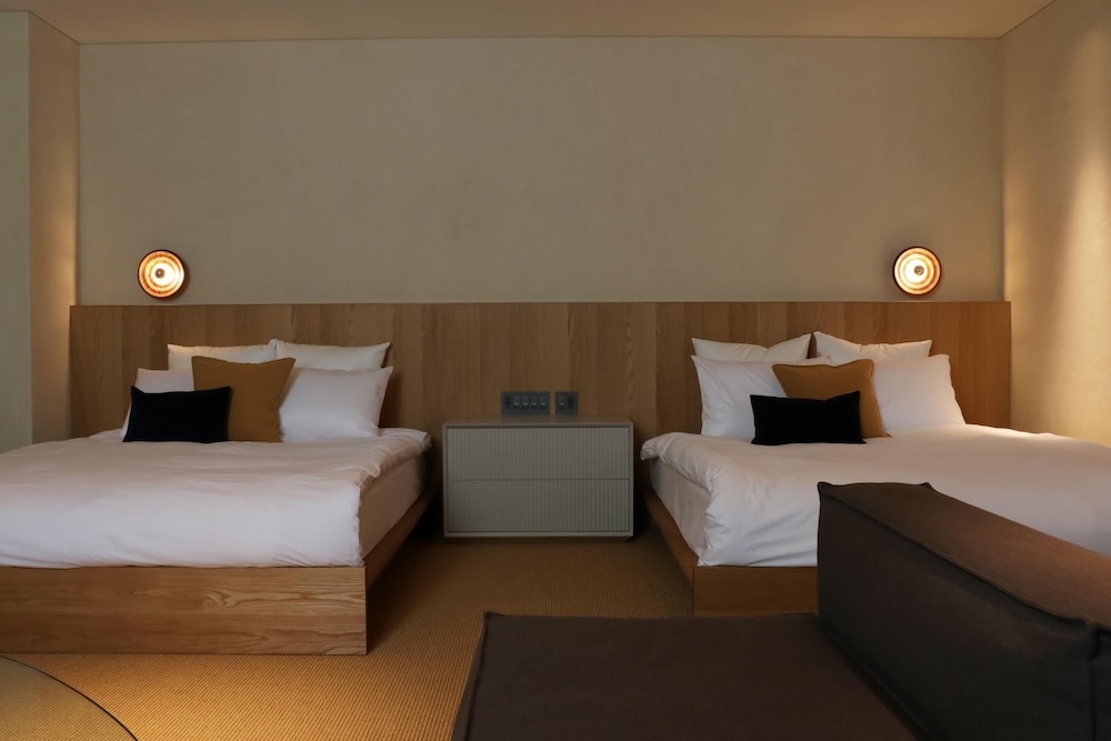 クイーンベッド×2・75平米【105】Quiet Form 客室5 | HACIENDA KARUIZAWA HOTEL（ハシェンダ 軽井沢 ホテル）