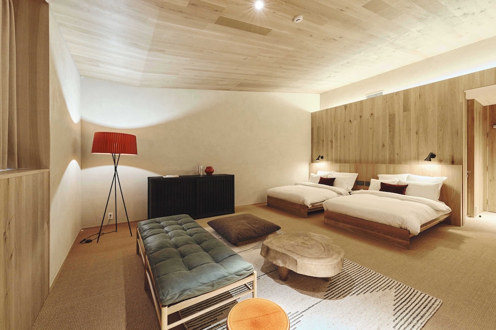 セミダブルベッド×2・52平米【101/102/103】Calm Heritage | HACIENDA KARUIZAWA HOTEL（ハシェンダ 軽井沢 ホテル）