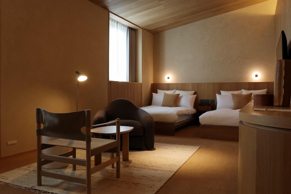 セミダブルベッド×2・51平米【106/107/108】Authentic Line 客室8 | HACIENDA KARUIZAWA HOTEL（ハシェンダ 軽井沢 ホテル）