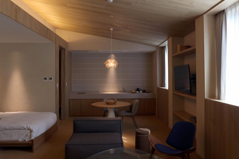 クイーンベッド×2・75平米【105】Quiet Form 客室1 | HACIENDA KARUIZAWA HOTEL（ハシェンダ 軽井沢 ホテル）