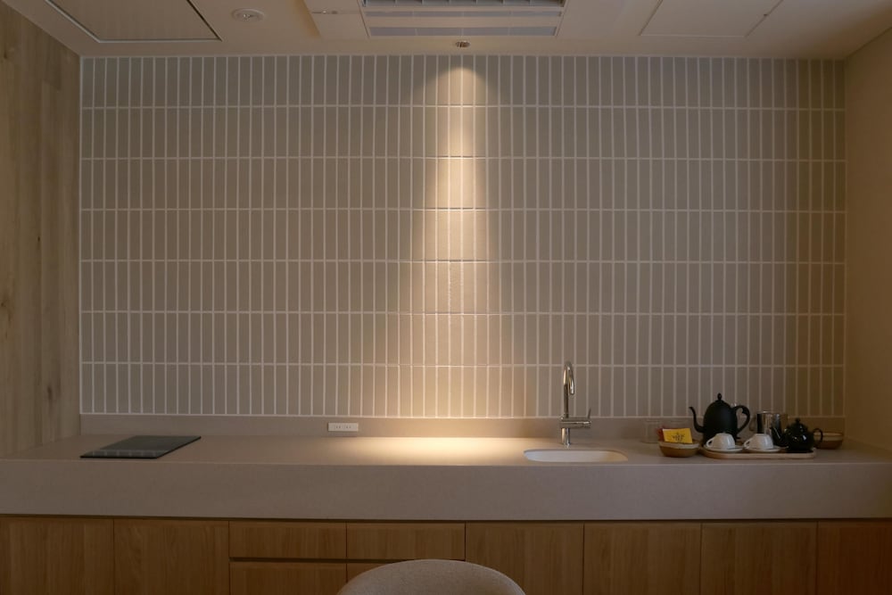 クイーンベッド×2・75平米【105】Quiet Form 専用キッチン2 | HACIENDA KARUIZAWA HOTEL（ハシェンダ 軽井沢 ホテル）