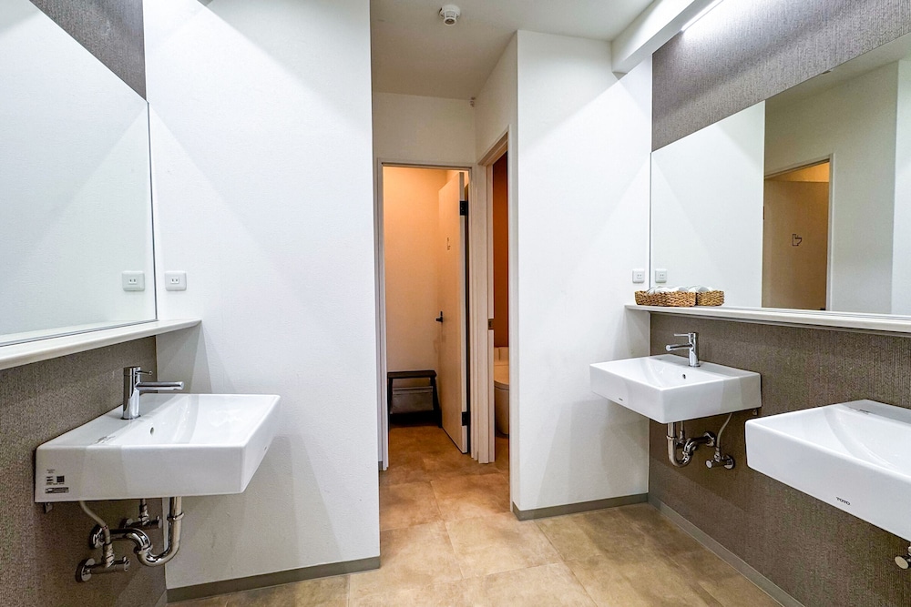 共用バスルーム1 | ∧ HOSTEL NAMBA SOUTH 共用バスルーム1 | ∧ HOSTEL NAMBA SOUTH