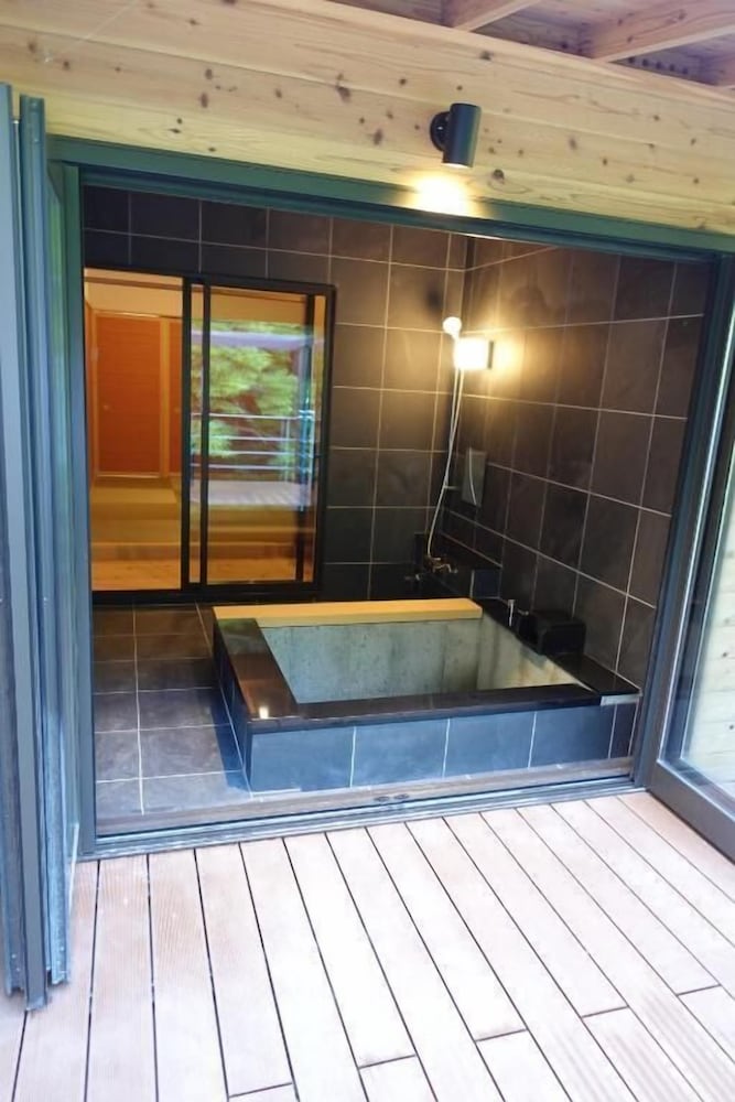 デラックス ツインルーム バルコニー リバービュー バスルーム1 | 横川温泉湯殿ととのゆ