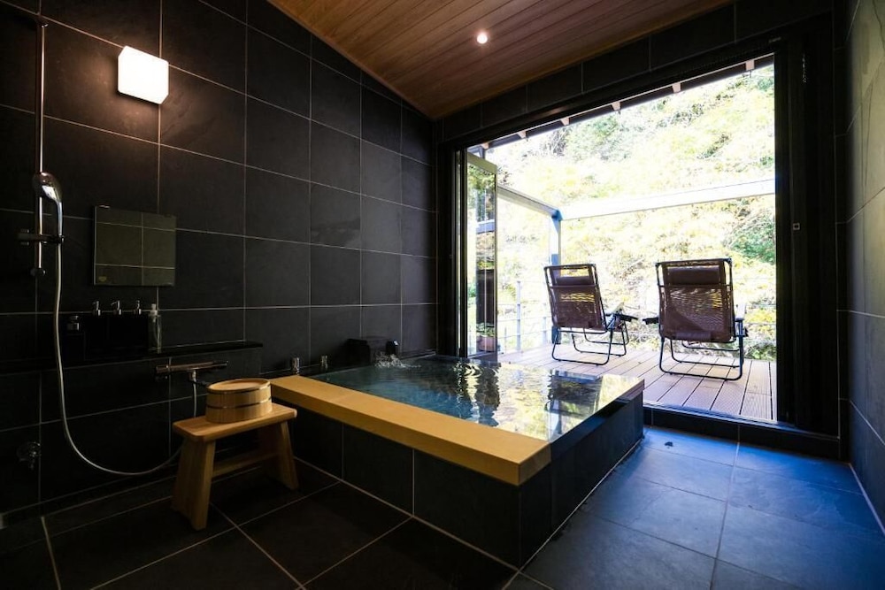 デラックス ツインルーム バルコニー リバービュー スパ0 | 横川温泉湯殿ととのゆ