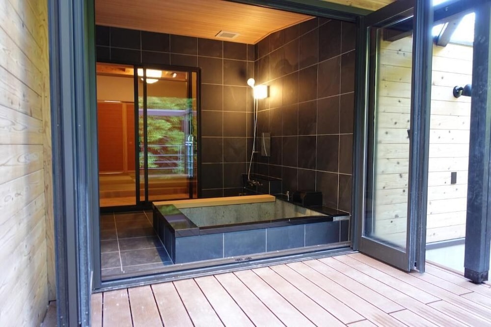 デラックス ツインルーム バルコニー リバービュー サウナ0 | 横川温泉湯殿ととのゆ