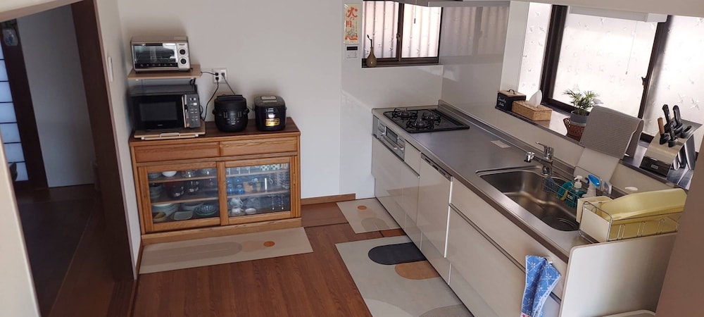 ベーシック ヴィラ 専用キッチン1 | ずずめのおやど