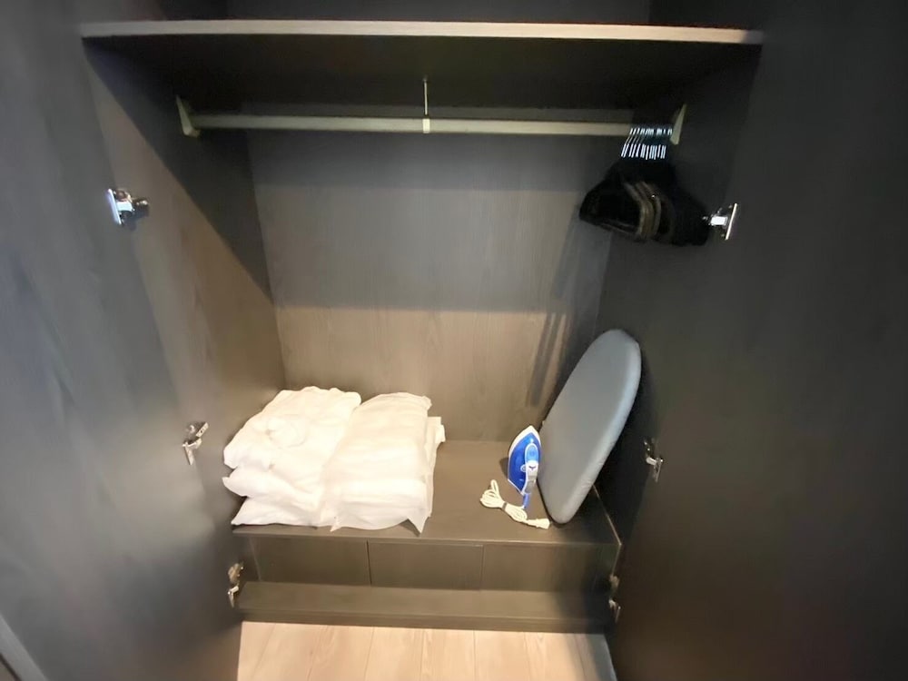 客室1 | 西伊豆・海沿い庭付き新築ヴィラ｜バレルサウナ源泉掛け流し温泉露天風呂/海まで0秒