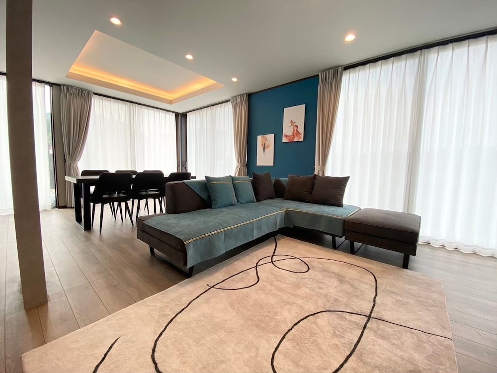 デラックス ヴィラ ガーデンビュー リビング エリア0 | 西伊豆・海沿い庭付き新築ヴィラ｜バレルサウナ源泉掛け流し温泉露天風呂/海まで0秒