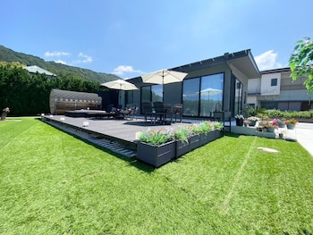 西伊豆・海沿い庭付き新築ヴィラ｜バレルサウナ源泉掛け流し温泉露天風呂/海まで0秒