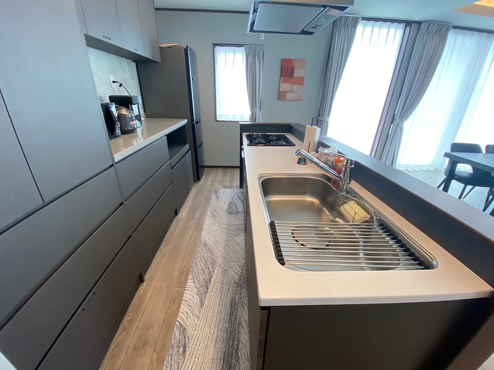 デラックス ヴィラ ガーデンビュー 専用キッチン0 | 西伊豆・海沿い庭付き新築ヴィラ｜バレルサウナ源泉掛け流し温泉露天風呂/海まで0秒