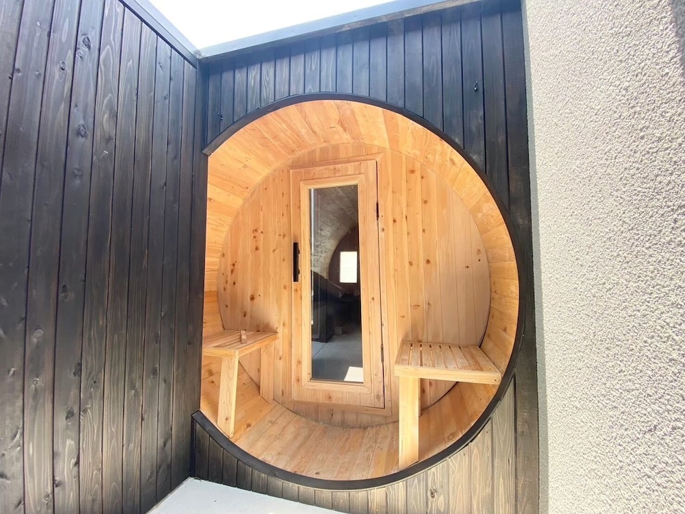 サウナ1 | 西伊豆・海沿い庭付き新築ヴィラ｜バレルサウナ源泉掛け流し温泉露天風呂/海まで0秒