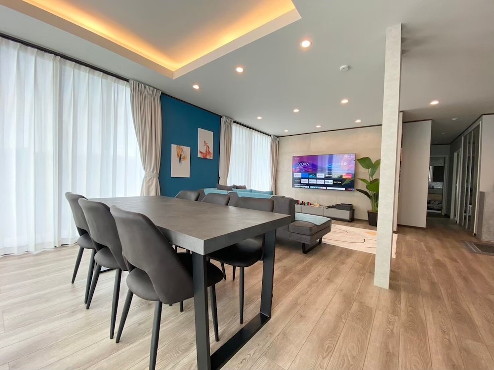 レストラン1 | 西伊豆・海沿い庭付き新築ヴィラ｜バレルサウナ源泉掛け流し温泉露天風呂/海まで0秒