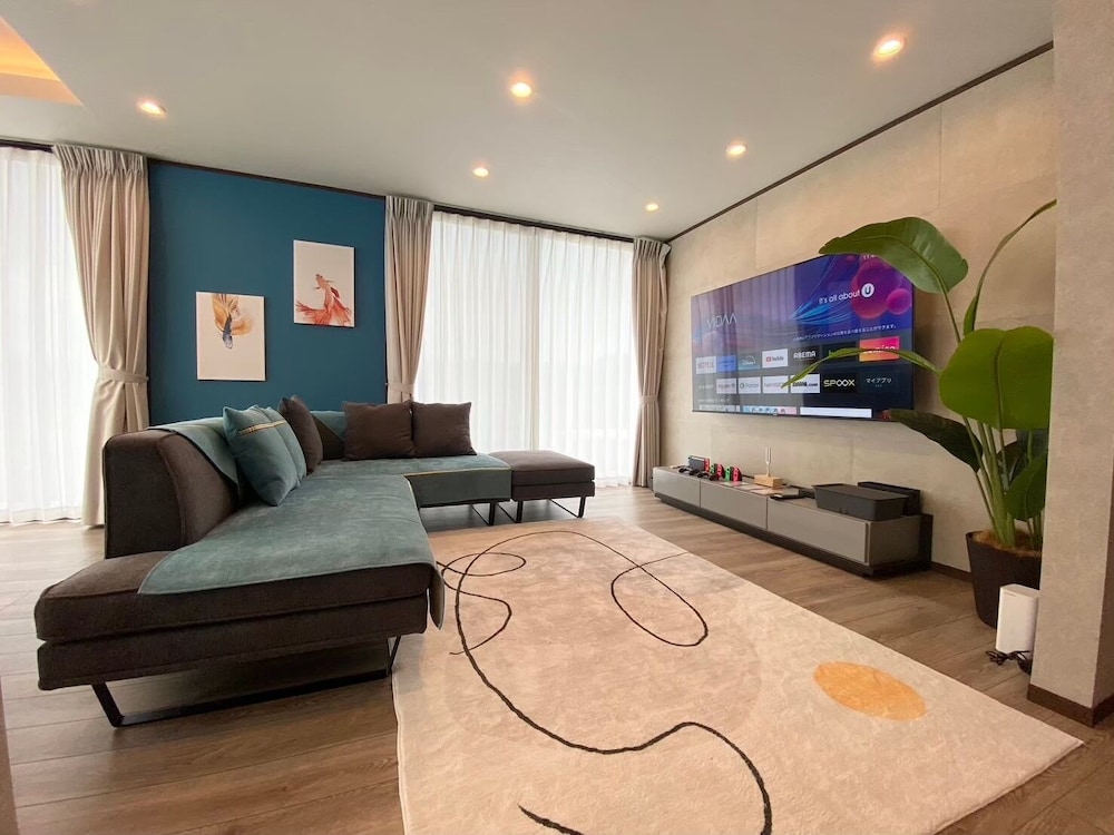 デラックス ヴィラ ガーデンビュー リビング エリア1 | 西伊豆・海沿い庭付き新築ヴィラ｜バレルサウナ源泉掛け流し温泉露天風呂/海まで0秒