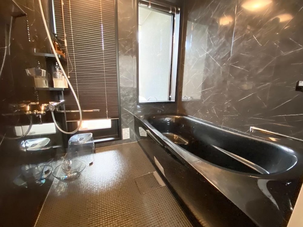 デラックス ヴィラ ガーデンビュー バスルーム0 | 西伊豆・海沿い庭付き新築ヴィラ｜バレルサウナ源泉掛け流し温泉露天風呂/海まで0秒